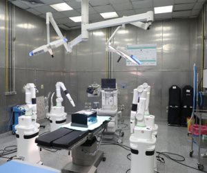 بتكلفة 45 مليون جنيه ويجرى العمليات الجراحية بدقة.. القصر العينى يعلن تفاصيل استخدام الروبوت الجراحي