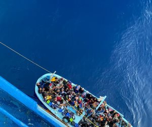 "النقل البحرى" توضح تفاصيل إنقاذ 60 فردا على قارب هجرة غير شرعية بالمتوسط