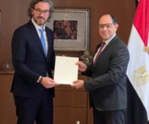 السفير المصري لدى بوينس أيرس يسلم الأرجنتين دعوة الرئيس السيسي للمشاركة بـcop27