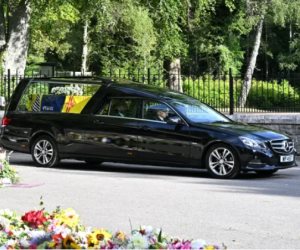 موكب جنازة الملكة إليزابيث الثانية يغادر بالمورال والجمهور يصطف لوداعها.. صور
