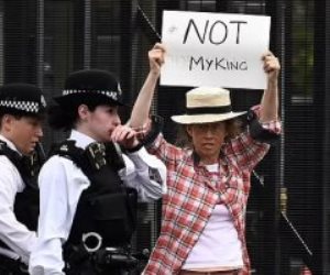 الشرطة البريطانية تلقي القبض على سيدة تحمل لافتة "لا.. للملكية" أمام الملك تشارلز