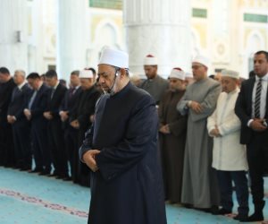 شيخ الأزهر يؤم المشاركين في مؤتمر زعماء الأديان بكازاخستان بأحد أكبر مساجد آسيا