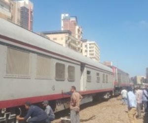 رفع إحدى عربات قطار دمنهور تمهيدا لعودة حركة القطارات.. فيديو وصور