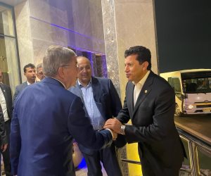 وزير الرياضة يُودع رئيس اللجنة الأولمبية الدولية بعد زياراته الرسمية لمصر 