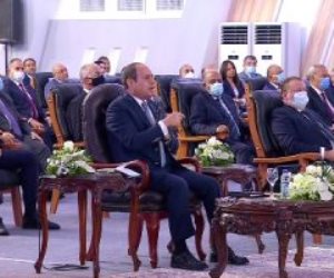 الرئيس السيسي: "احنا مش بعيد عن الواقع.. والدولة تهتم بالصناعة"