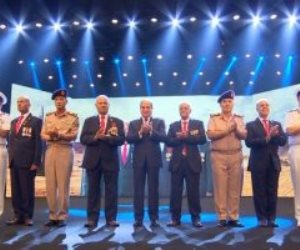 الرئيس السيسي وقيادات الجيش يلتقطون صورة تذكارية مع أبطال "معركة أبو عطوة"
