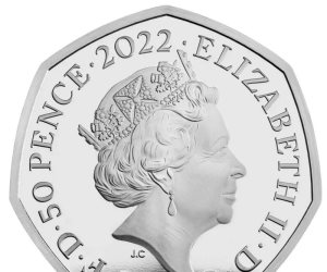 عملة تذكارية تحمل صورة الملكة إليزابيث احتفالا بمئوية "‏BBC‏".. صور‏