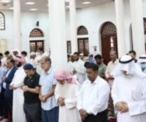 الكويت: المئات يحيون صلاة الكسوف في 90 مسجداً