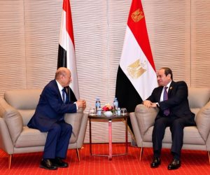 الرئيس السيسي يلتقي رئيس مجلس القيادة اليمني على هامش قمة الجزائر