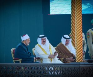 ملك البحرين يصطحب الإمام الطيب والبابا فرنسيس لزراعة "نخلة"