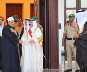 بعد زيارة رسمية للمملكة استمرَّت عدة أيام.. ملك البحرين يودِّع شيخ الأزهر