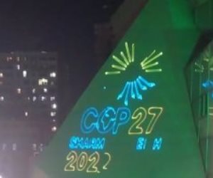 إضاءة مكتبة الاسكندرية بشعار COP 27 تزامنا مع قمة المناخ.. صور