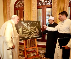 الإمام الطيب يهدي البابا فرنسيس لوحة فنية لجزء من وثيقة الأخوة الإنسانية