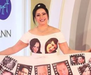 هند عاكف تحتفى بنجوم الفن بصور لكبار النجوم على فستانها بمهرجان القاهرة