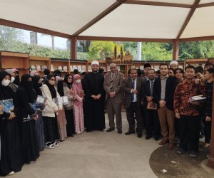 إقبال كثيف من الطلاب الوافدين على إصدارات «البحوث الإسلامية» بمعرض الكتاب