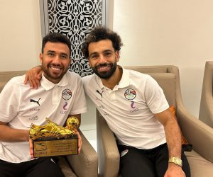 «بعد فوز الفراعنة».. محمد صلاح يهدي جائزة أفضل لاعب في ودية مصر وبلجيكا لـ«تريزيجيه» 