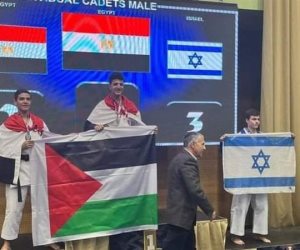 بعد فوزهم بالمركز الأول والثاني.. المنتخب المصري للكاراتية يرفع "علم فلسطين" ويرفض تحية لجنة التحكيم 