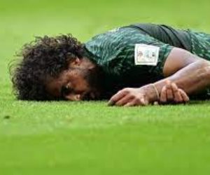 ياسر الشهراني لاعب المنتخب السعودي يطمئن جمهوره ويطالبًهم بالدعاء