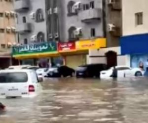 السعودية: سيول قوية تغرق مدينة جدة وتدمر مئات السيارات.. فيديو