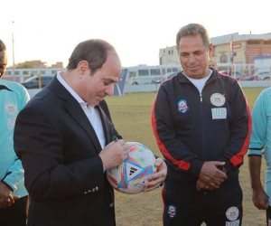 الرئيس السيسى يهدى أحد مواهب «كابتينو مصر» كرة قدم.. ويوقع عليها.. (صور)