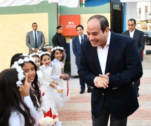 الرئيس السيسي يتبادل الحديث الأبوي مع الأطفال في مدرسة الحصص بشربين