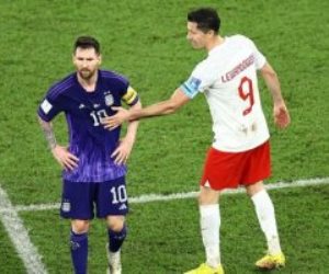 ليفاندوفسكي اشتكى لميسي «وضعوني مدافعا بالوسط» بعد مباراة الأرجنتين وبولندا