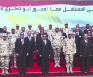 الرئيس يلتقط صورة تذكارية فى ختام افتتاح مشروع محور المشير أبو ذكرى
