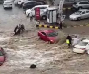 شاهد.. السيول تغرق شوارع مكة والدفاع المدنى ينفي سقوط ضحايا