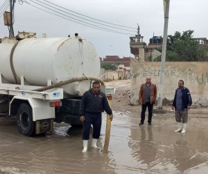محافظ شمال سيناء يتابع تصريف مياه الأمطار ويؤكد على استمرار رفع درجة الاستعداد (صور)