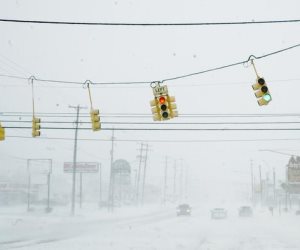  العاصفة الثلجية في أمريكا وكندا.. شوارع وولايات تتحول إلى مدن أشباح