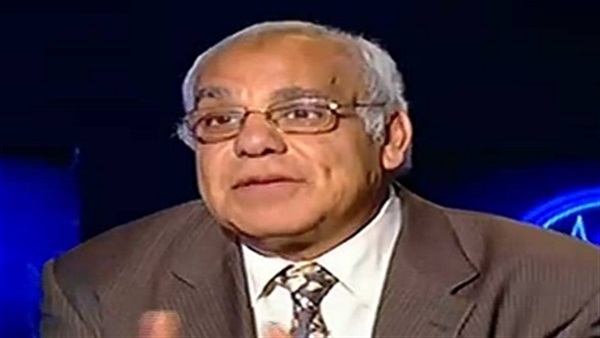 متصل لـ«أحمد موسى»: «أبوس التراب اللي بيمشي عليه السيسي»