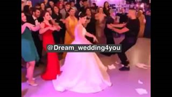 بالفيديو.. عروس تحيي حفل زفافها بوصلة رقص مذهلة 
