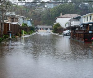 بايدن يعلن كاليفورنيا «منطقة كارثة كبرى» بسبب العواصف