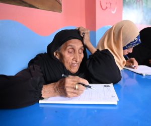 تبلغ من العمر 87 عاما.. "سيدة المنوفية" تخوض أمتحان تجاوز محو الأمية وتحلم باستكمال تعليمها
