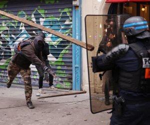 قانون التقاعد يشعل فتيل أزمة في فرنسا.. واشتباكات بين الشرطة ومثيري الشغب (فيديو)
