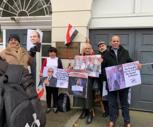 الجالية المصرية في بريطانيا تحتفل أمام سفارة مصر بعيد الشرطة