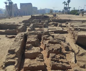 أرض مصر تبوح بأسرارها من جديد.. اكتشاف أقدم مدينة سكنية في البر الشرقي بالأقصر ومقابر أثرية بسقارة