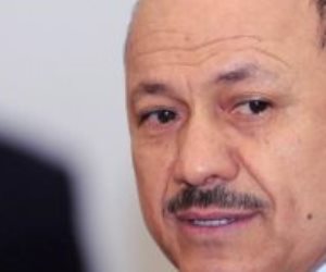 القيادة اليمنى يشيد بمواقف السعودية والإمارات للحد من تداعيات هجمات الحوثيين