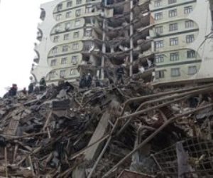 فرق الإنقاذ التركية تنجح في انتشال 5 أشخاص من تحت أنقاض الزلزال 