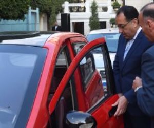 رئيس الوزراء يعقد اجتماعًا لاستعراض مشروع تصنيع سيارة كهربائية مصرية 