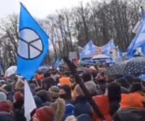 تظاهرات فى برلين وباريس تطالب بالتفاوض مع موسكو لإنهاء النزاع الأوكرانى