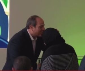 الرئيس السيسي يقبل رأس والدة شهيد.. ويؤكد: "أنا أتشرف بيكى"