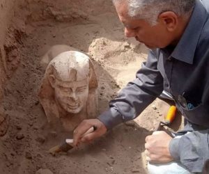 "بوجه مبتسم وغمازتين".. اكتشاف تمثال جديد لأبو الهول في محافظة قنا