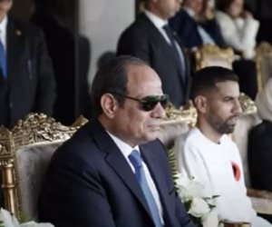 الرئيس السيسي يرحب بمؤمن زكريا خلال المباراة النهائية لبرنامج كابيتانو مصر