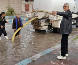 عودة الحياة لطبيعتها.. فرق مجلس المدينة تنهي سحب مياه الأمطار من شوارع مدينة العريش (صور)