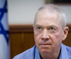 وزير الدفاع الإسرائيلى المقال يرحب بقرار تعليق الإصلاحات القضائية