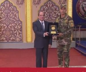 الرئيس السيسي يكرم عددا من جنود ومقاتلي قوات شرق القناة لمكافحة الإرهاب