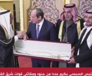 في ذكرى انتصار 10 رمضان.. مشايخ قبائل سيناء يقدمون هدية تذكارية للرئيس السيسي 