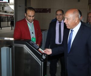 وزير النقل يستقل قطار LRT والأوتوبيس من محطة عدلى منصور للعاصمة الإدارية