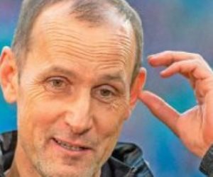 الألمانى هيرليتش يصل القاهرة استعدادًا لتولى قيادة الزمالك "صورة"